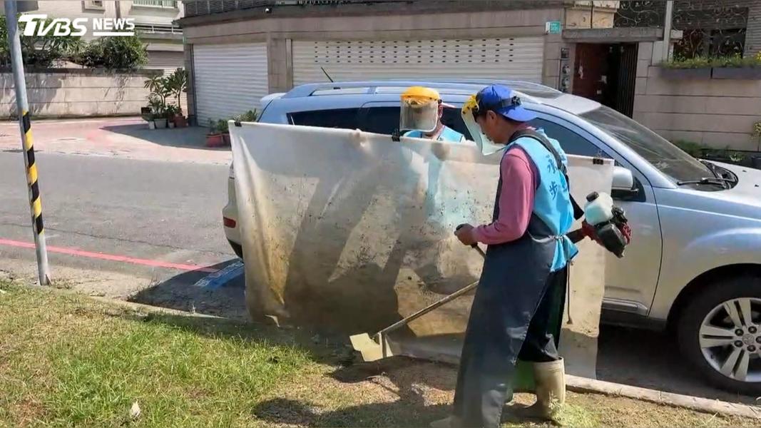 台南永康區永明里也有志工人員自發性清理國民路步道的雜草,同樣在割草的同時會舉起塑膠布。(圖/TVBS)