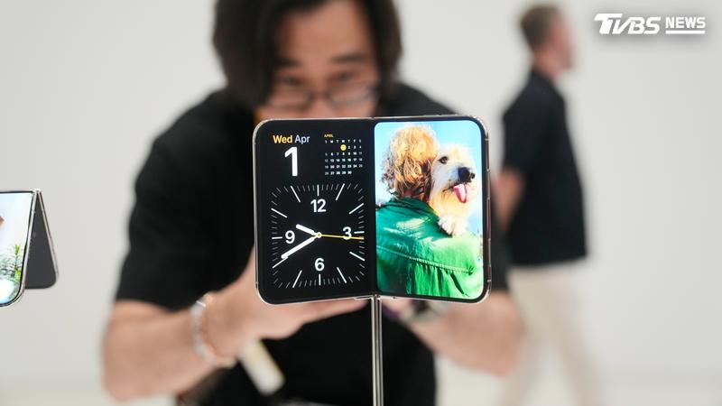 蘋果首款摺疊螢幕手機iPhone Duo被酸炒冷飯。(圖/達志影像美聯社)