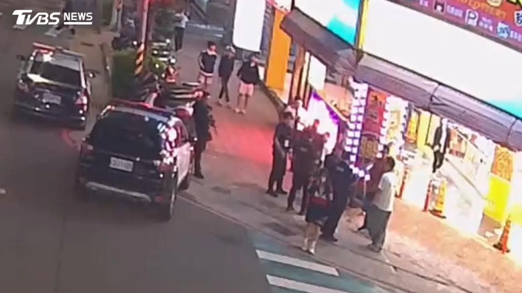 潑水的吳男與補習班黃姓教職員在街上拉扯,雙方均提出傷害告訴。(圖/TVBS)