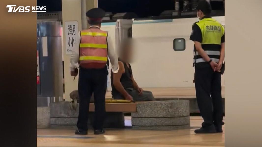 當時接獲旅客通知,表示有人躺在座椅上,值班站長便以關懷旅客的立場前往處理。(圖/翻攝Threads@ miss23jane)