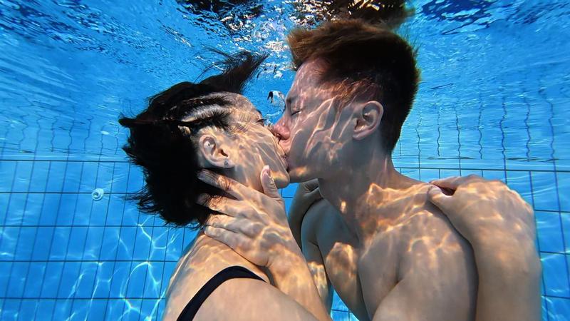 羅子惟、蔡祥(左)水中吻戲狀況百出。(圖/民視提供)