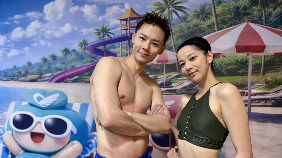 羅子惟(左)、蔡祥水從水上一路拍到水中。(圖/民視提供)