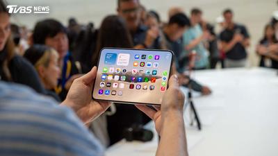 他驚呼iPhone Duo「看不到摺痕」!網掀兩極評價 內行人曝關鍵