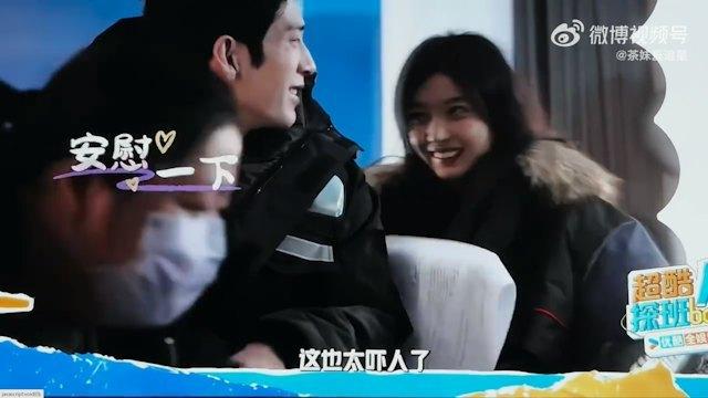孫千在一旁捂臉大笑。（圖／翻攝自微博）