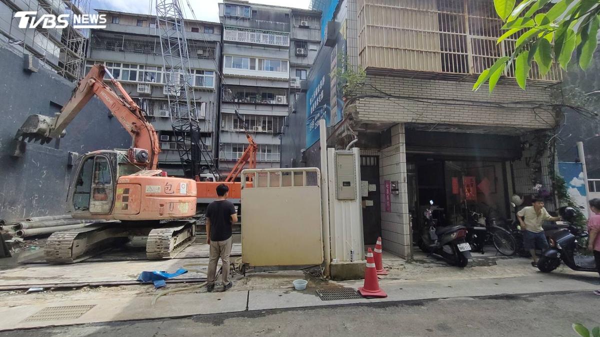 快訊/北市中山區地基掏空!鄰房建案施工 辦公室下陷破1.4米