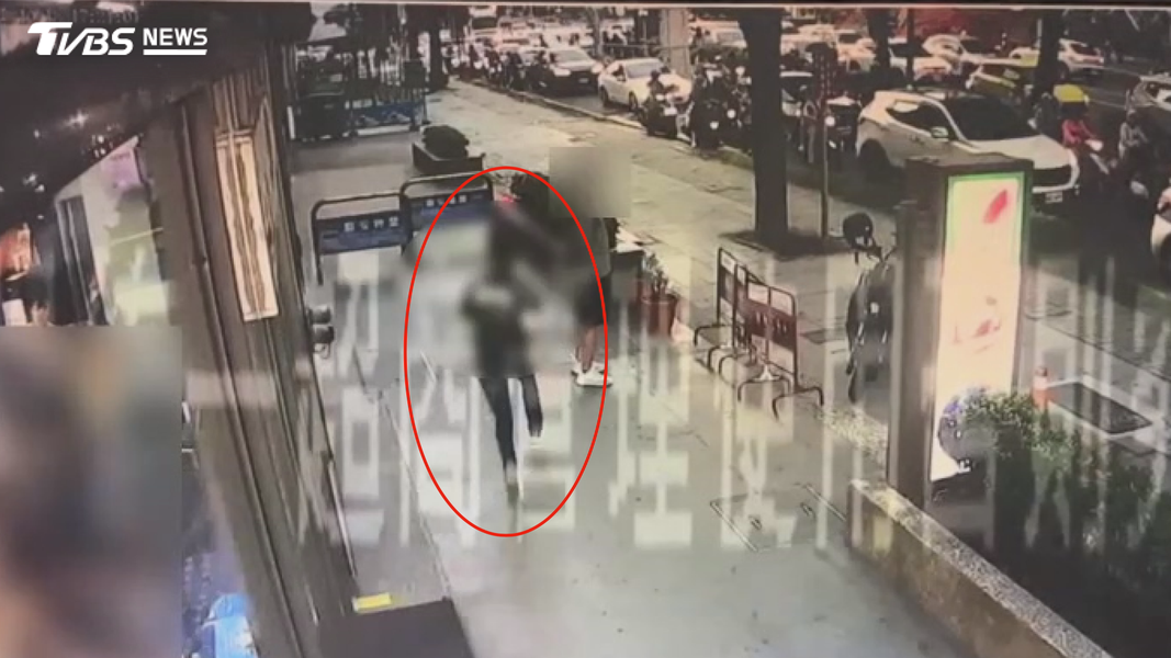 被害人已交付黃金,在燒金驗貨後,犯嫌隨即搶奪黃金逃離現場。(圖/TVBS)