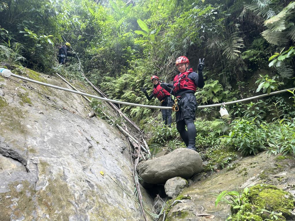 無尊與檸檬兩人打頭陣，直衝四層樓高瀑布挑戰水上極限。（圖／民視提供）