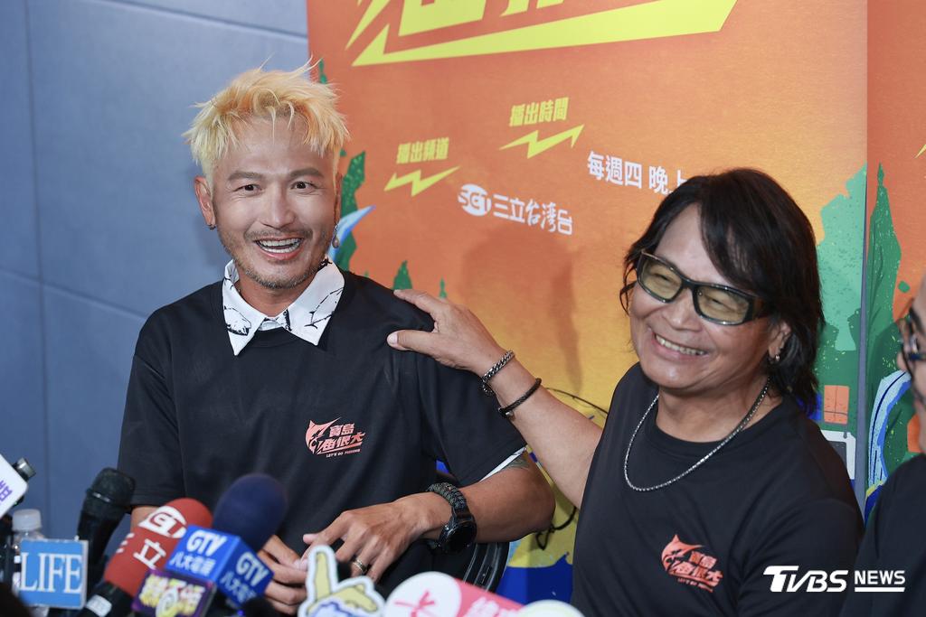 KID(左)和偶像沈文程一起主持很開心。(圖/黃城碩攝)