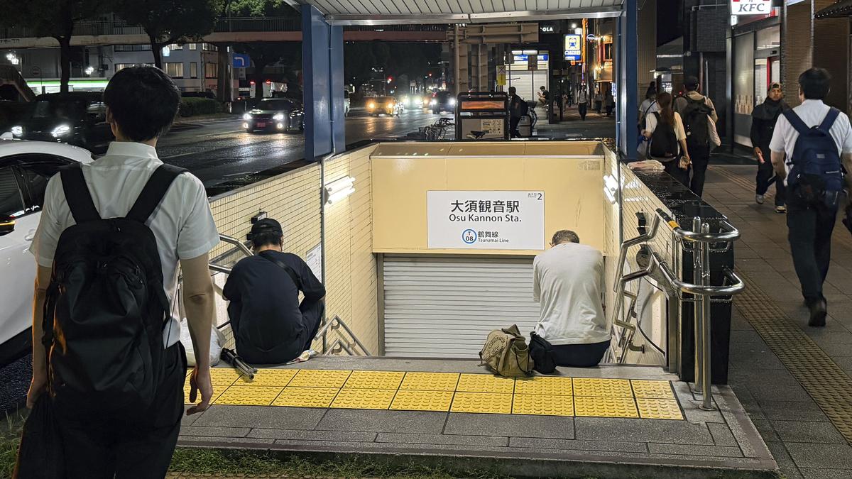 地鐵站鐵門拉下乘客滯留(圖/達志影像美聯社)
