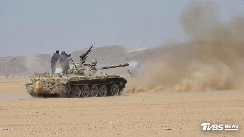 葉門政府軍成員在靠近哈茲姆(Al-Hazm)地區發射坦克,據稱當時與青年運動(Houthis)爆發衝突。(圖/達志影像路透社)
