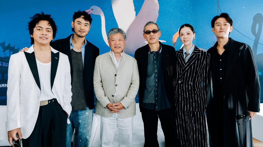 (左起)喬瑟夫、阮經天、導演是枝裕和、導演SABU、謝盈萱、塚原大助在官方記者會後台留影。(圖/一條龍虎豹國際娛樂提供)