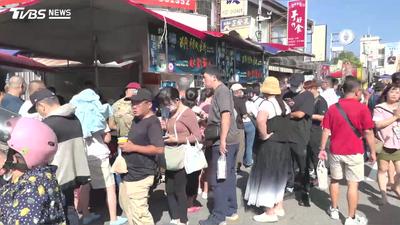 一年僅此一天!苑裡「台版神隱少女市集」湧人潮 燈籠海美翻了