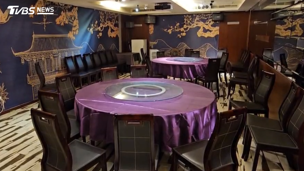 知名江浙菜餐廳廚房著火驚動鄰居,業者出面致歉感謝辛苦滅火的警消。(圖/TVBS)