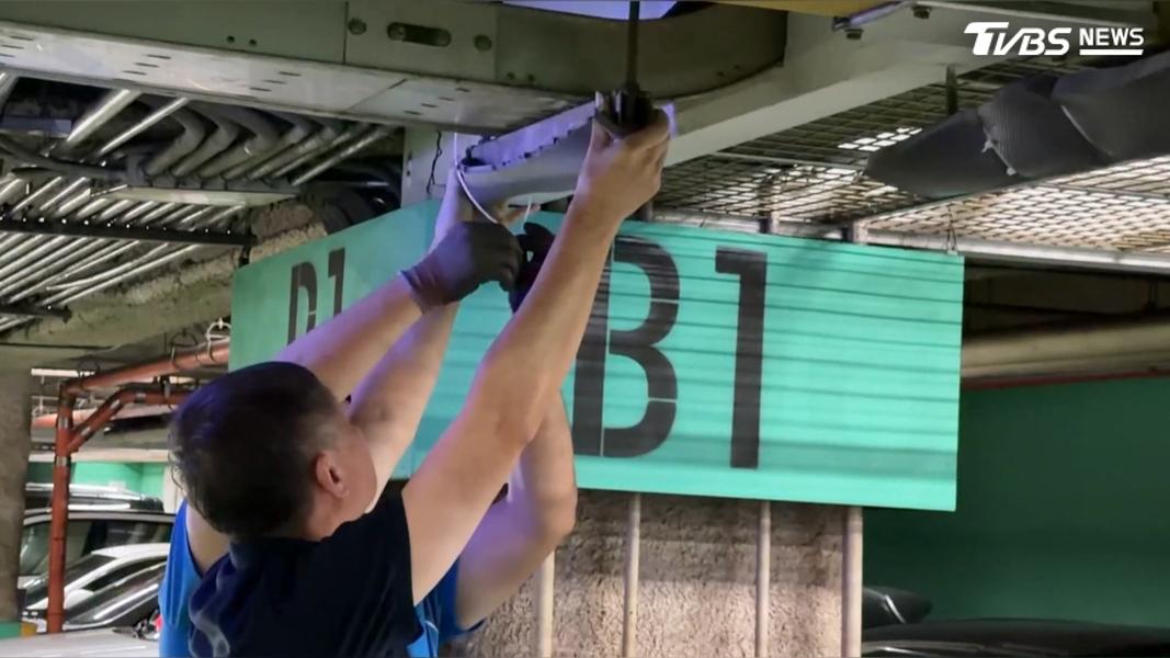 百貨人員緊急在L型鋼板及螺絲處加裝泡棉,防止再有顧客車輛受損。(圖/TVBS)