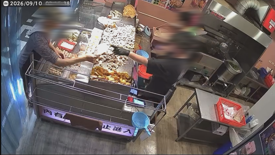 一名戴帽子的男子於凌晨兩點多上門,表示肚子餓又沒錢,希望店家提供食物。(圖/TVBS)