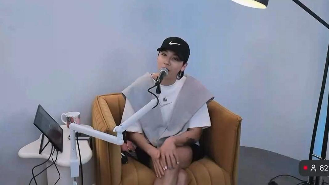 韓團FTISLAND主唱李洪基在直播中忍不住碎念,認為路演不應該提前公布。(畫面翻攝 /李洪基YouTube)