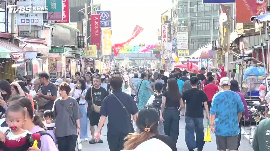 一年僅此一天!苑裡「台版神隱少女市集」湧人潮 燈籠海美翻了(圖/TVBS)