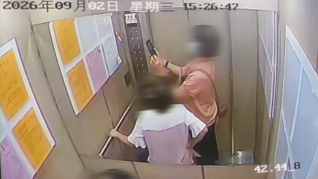高雄楠梓區一棟大樓發生住戶與管委會之間的糾紛,起因是在電梯張貼個人公告而引起。(圖/TVBS)