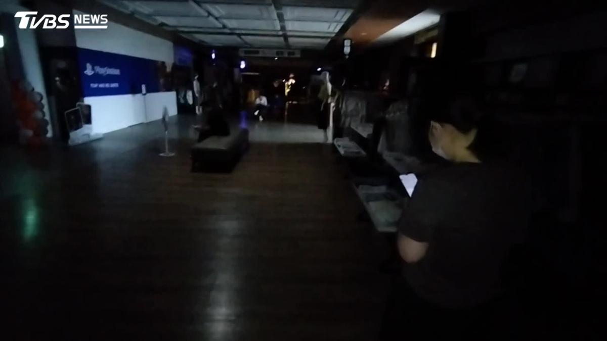 南港車站突停電!顧客困電梯
