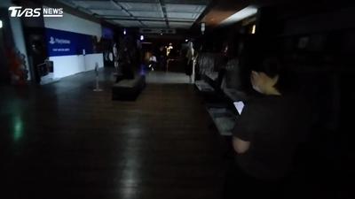 南港車站突停電漆黑一片!顧客困電梯「按緊急鈴沒反應」驚恐求救
