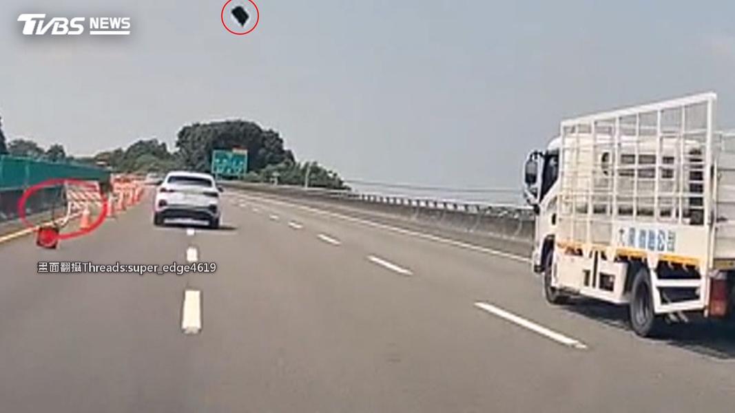 國3白車疑開輔助駕駛「狂撞三角錐」 零件彈飛砸BMW(圖/TVBS)