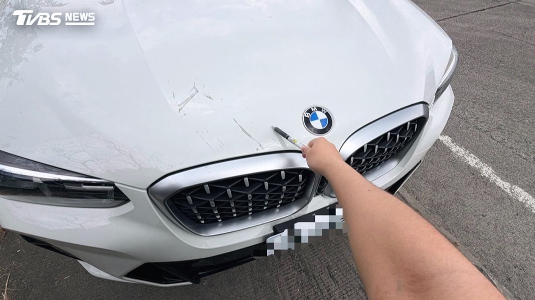國3白車疑開輔助駕駛「狂撞三角錐」 零件彈飛砸BMW(圖/TVBS)