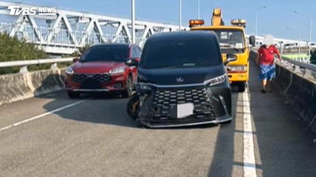 台74線500萬豪車自撞「駕駛徒步落跑」(圖/TVBS)