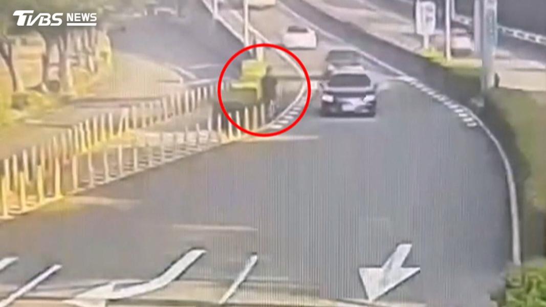 台74線500萬豪車自撞「駕駛徒步落跑」(圖/TVBS)