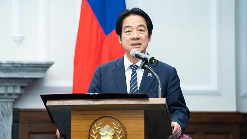 總統賴清德為南鐵地下化對拆遷戶致歉。(圖/總統府提供)