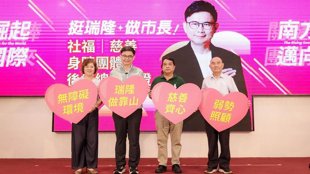張美煌(左)擔任賴瑞隆(左2)的社福後援會長。(圖/翻攝自賴瑞隆臉書)
