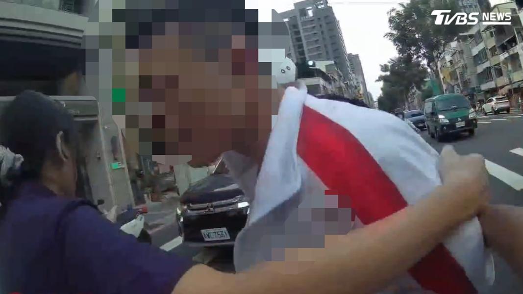 男子不滿女友提分手,在車上談判時,拿出斧頭砍人,還好女方逃出車外求,才躲過一劫。(圖/TVBS)