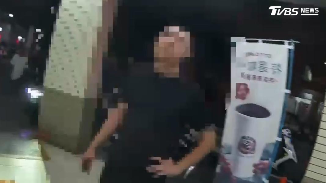 警方隨後依法將彭男當場實施管束並逮捕帶回派出所偵訊。(圖/TVBS)