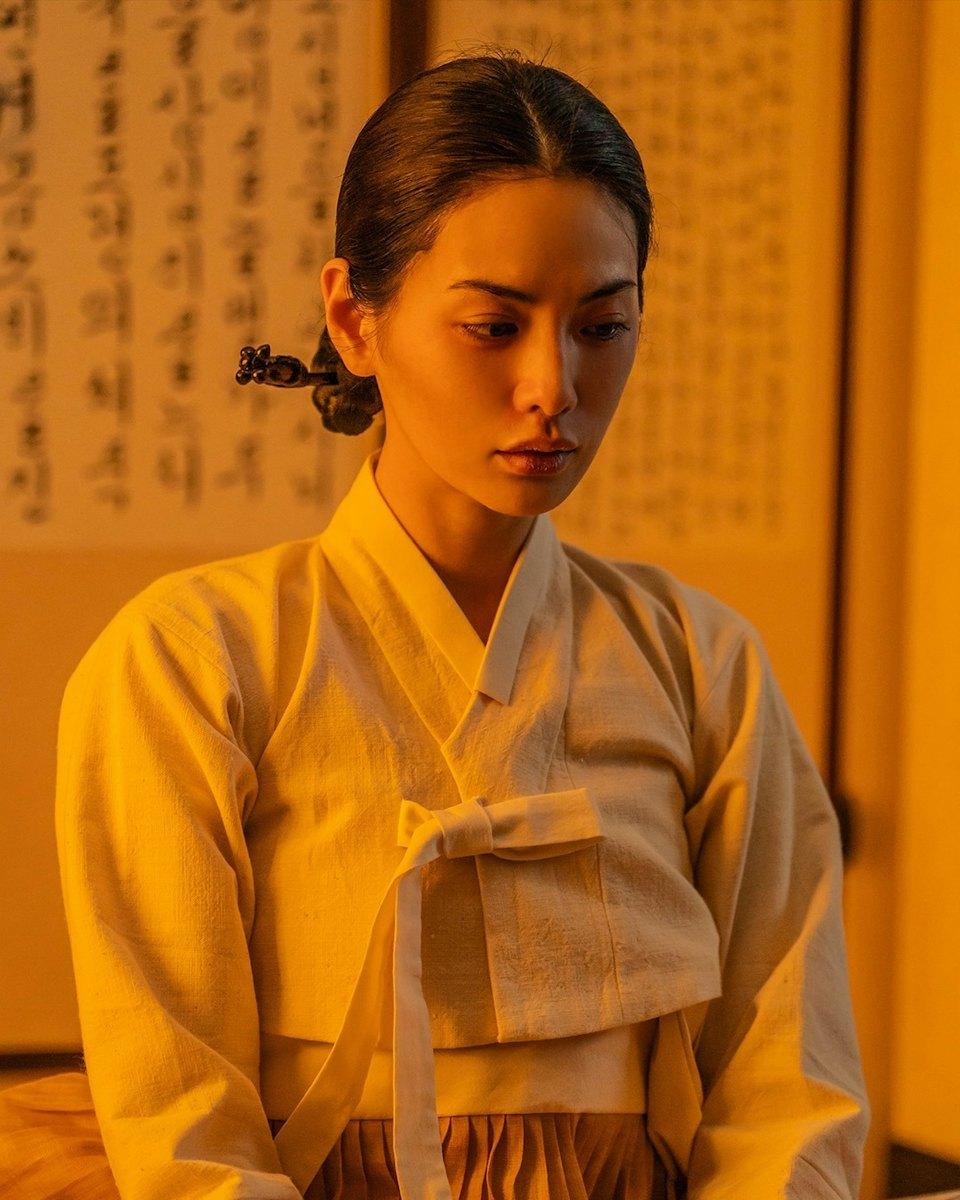電視劇《醜聞》以儒家思想主導的朝鮮時代為背景，女性被迫守節，男性則講究君子表象。（圖／翻攝自IG@netflixkr）