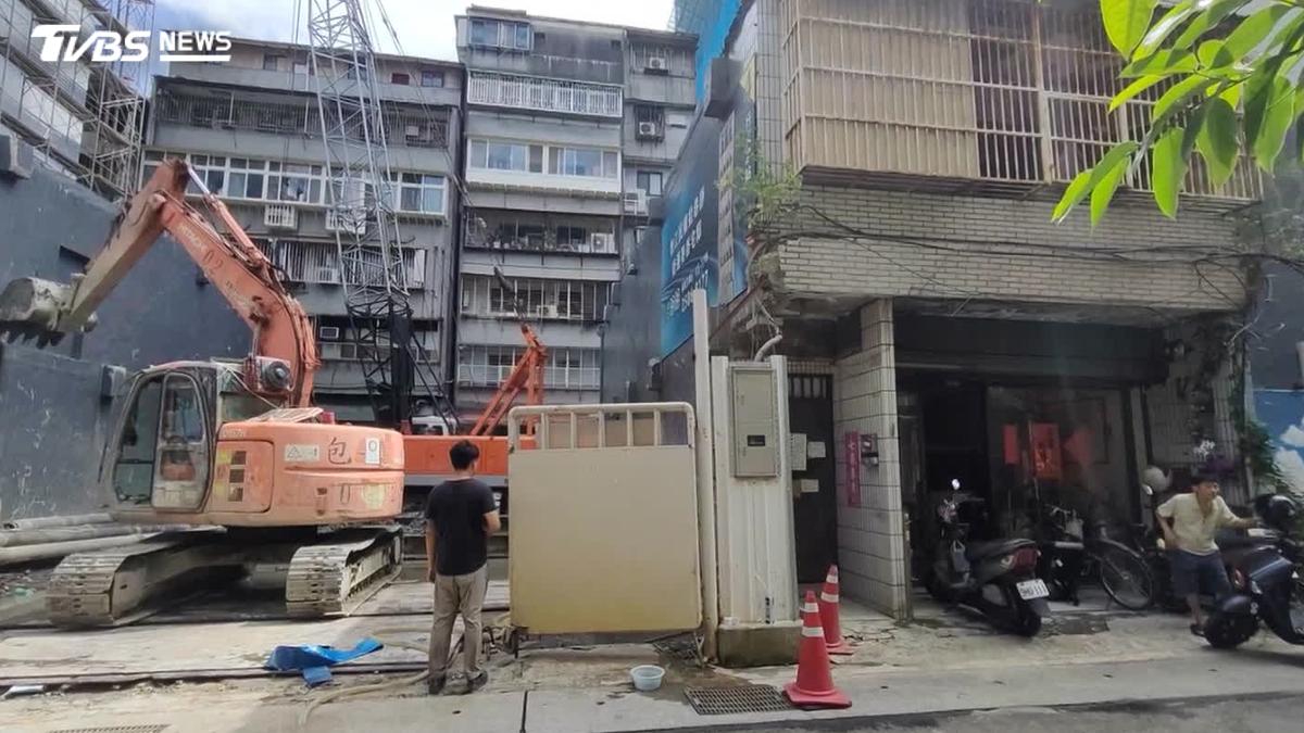 北市「都更孤島」民宅1樓下陷成池塘 屋主曝未合建原因