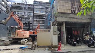 北市「都更孤島」民宅1樓下陷成池塘 屋主曝未合建原因