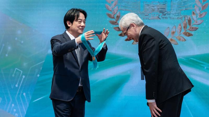 總統賴清德為北榮院長陳威明授證院士。(圖/翻攝北榮臉書)