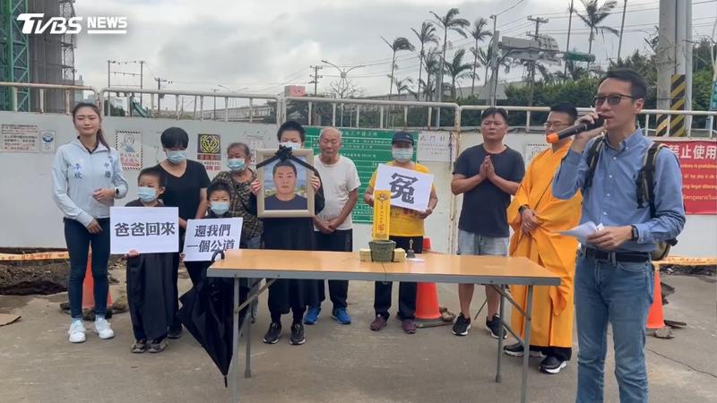 男工遭堆高機重押亡,家屬返事發地招魂討公道。(圖/TVBS)