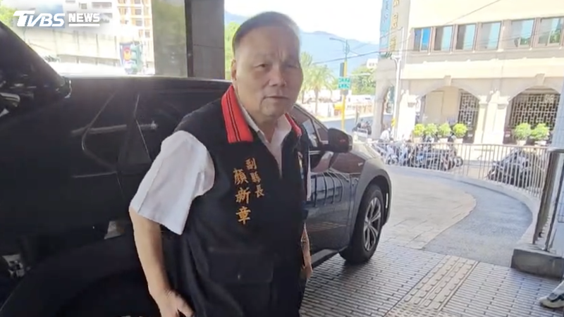 花蓮縣府副縣長顏新章前往分局慰問同仁表示。(圖/TVBS)