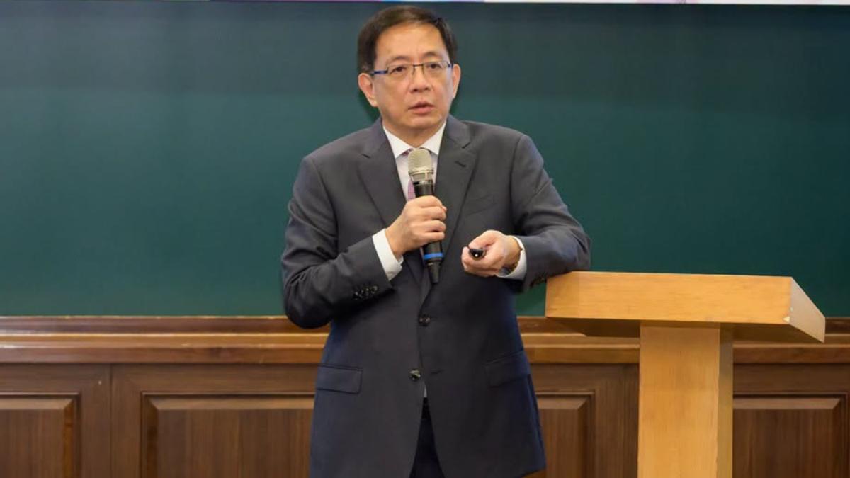 台大前校長搭公車被認出!管中閔曝尷尬經歷:撐4站後趕快下車