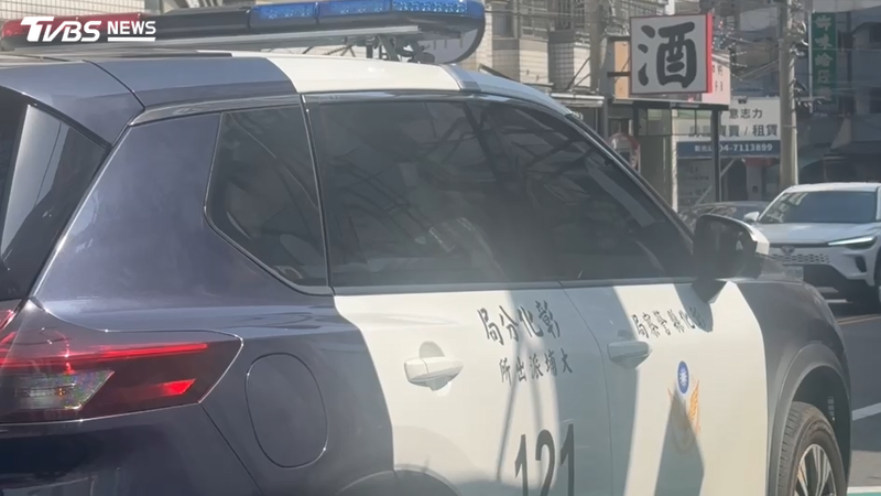 彰化警方接獲民眾報案有男童狂哭,迅速到場了解。(圖/TVBS)