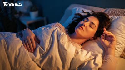 睡覺見光死?研究:夜間光線讓中風風險增33%、心血管風險也增