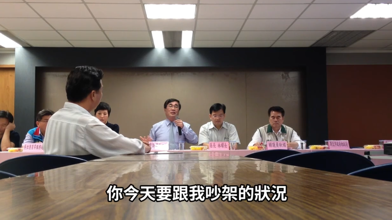 民進黨新北市議員李宇翔曝光李四川14年前開協調會與民眾口角的畫面。(圖/李宇翔辦公室提供)