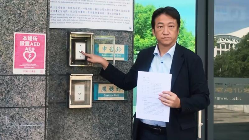 無黨籍花蓮縣長候選人魏嘉賢赴地檢署按鈴申告,控告網路抹黑。(圖/TVBS)