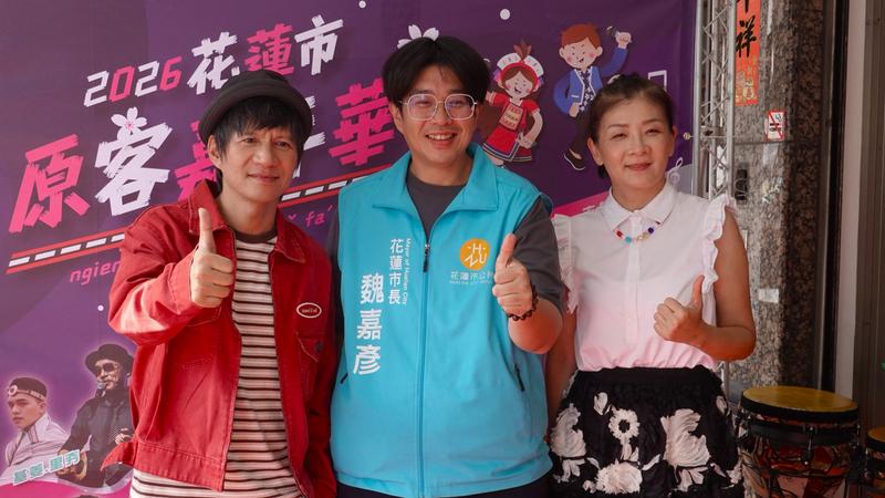 花蓮市長魏嘉彥與歌手王宏恩、徐世慧合影,為原客嘉年華暖身。(圖/TVBS)