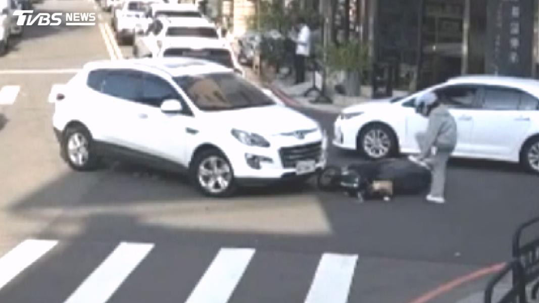 20歲女騎士停下機車禮讓車輛先行,休旅車左轉時未察覺女騎士的存在,女騎士當場被撞倒在地。(圖/民眾提供)