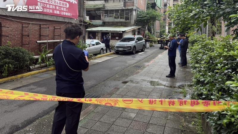 台北市下午中正區一名女子才走出家門就中槍,警方正調閱監視器鎖定犯嫌及可能共犯。(圖/TVBS)