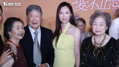 甩郭台銘緋聞陰霾!曾馨瑩現身親坐鎮「捧臉燦笑」近況曝光