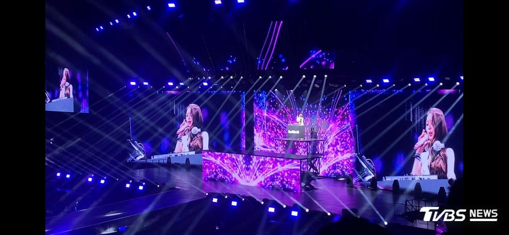二度安可時,張員瑛率先出場化身DJ女神,全場在電音歌曲之下小巨蛋猶如舞池。(圖/讀者提供)