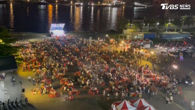 農曆七月剛過,高雄市已經忙著幫中秋活動熱身,前鎮漁港的千人烤肉趴,在周末前夕登場。(圖/TVBS)