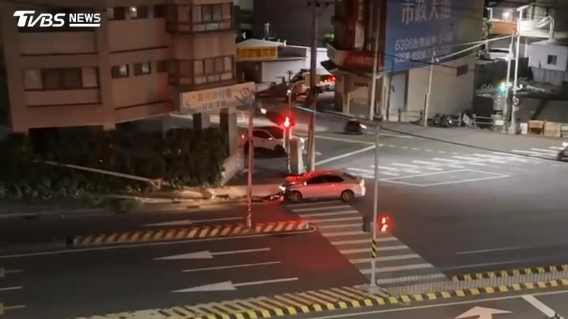 台中-台中車禍-台中自撞-台中向上路車禍-向上路燈桿